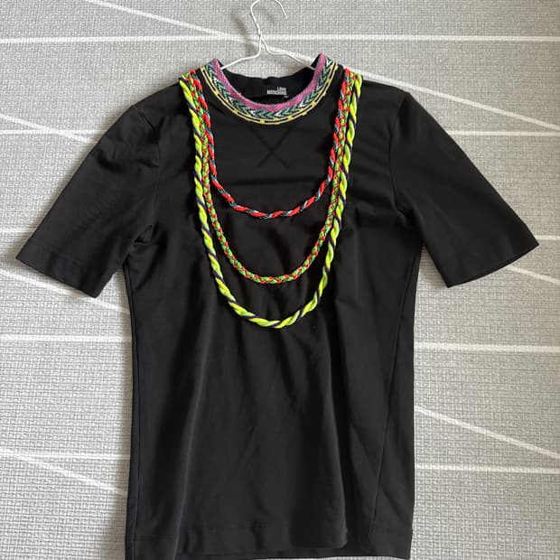 MOSCHINO 직물 넥클리스 자수 반팔티