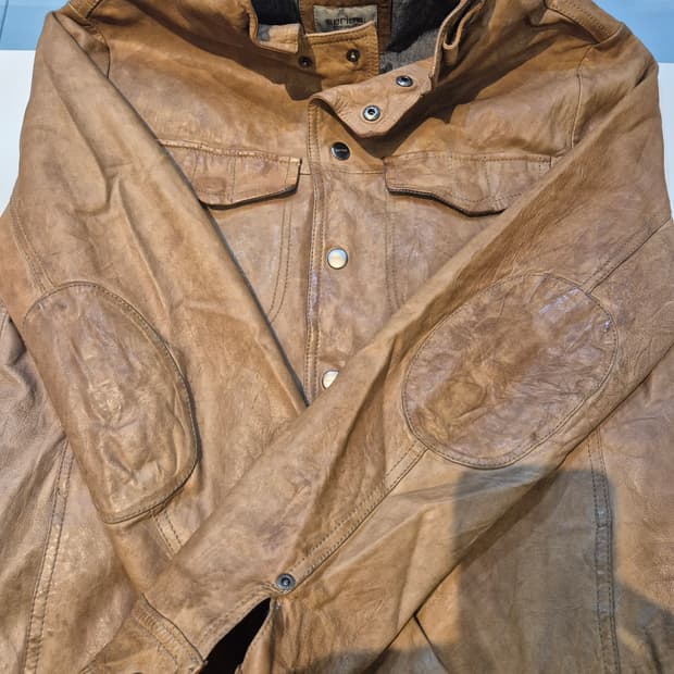 시리즈 양가죽 재킷 치수 100 판매합니다
자연스러운 사용감외에는 마모손
