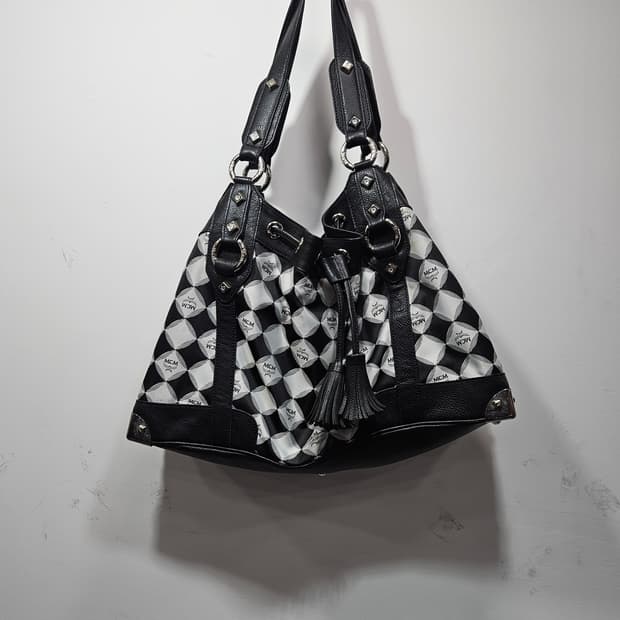 MCM 모노그램 블랙&화이트 숄더겸 토드백