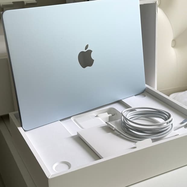 새상품급 맥북 에어 M4 13인치 16GB 512GB 스카이블루 판매