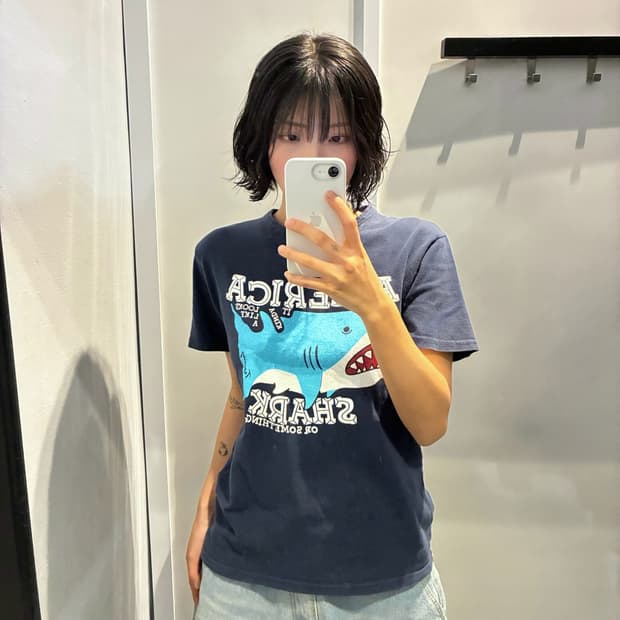 빈티지 라운드넥 반팔 티셔츠 샤크 그래픽 프린팅 디테일 네이비