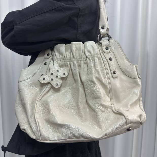 white leather shoulderbag