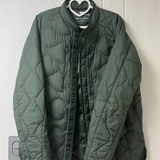 유니클로 화이트마운티니어링 경량 패딩 카키