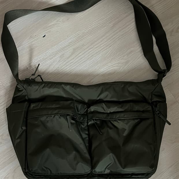 유니클로 멀티포켓 숄더백