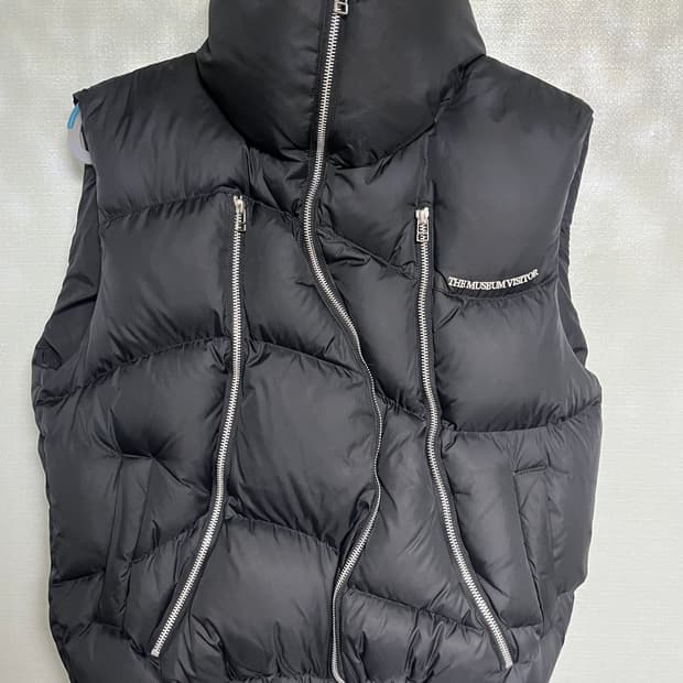 더뮤지엄비지터 패딩조끼