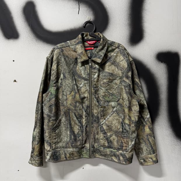새상품 23FW 슈프림 몰 스킨 리얼트리 카모 워크 자켓