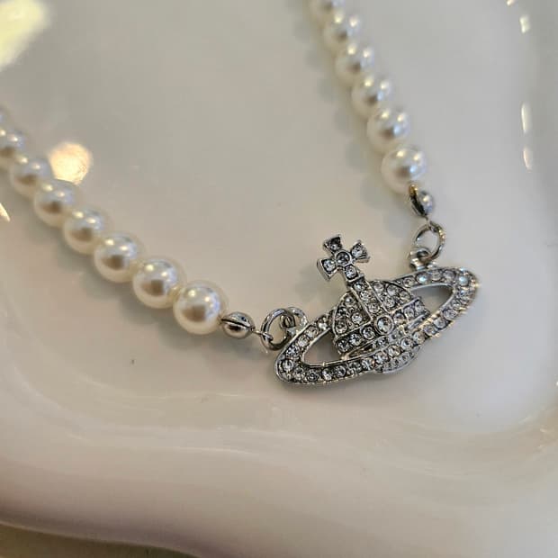 비비안웨스트우드 업사이클링 올큐빅 은장 진주 목걸이