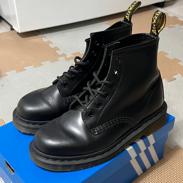 닥터마틴 10064 블랙 6홀 워커 부츠 230
