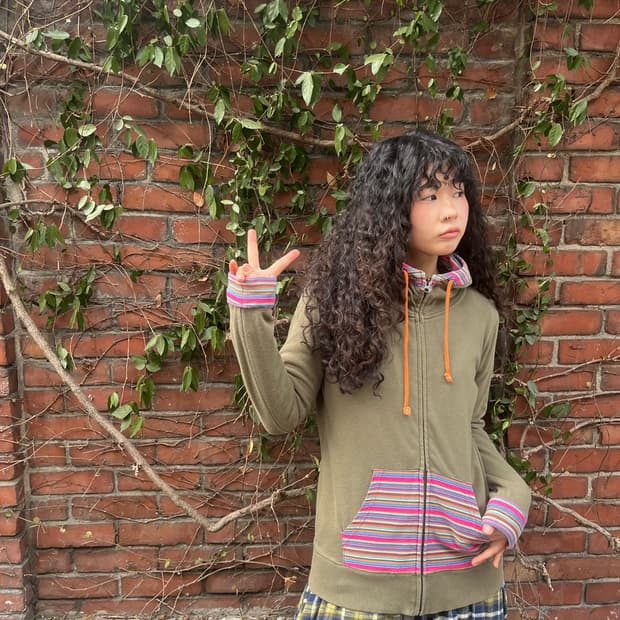 카키 무지개 패턴 포인트 후드집업