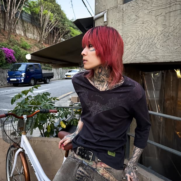 Paisley V-Neck T-shirt