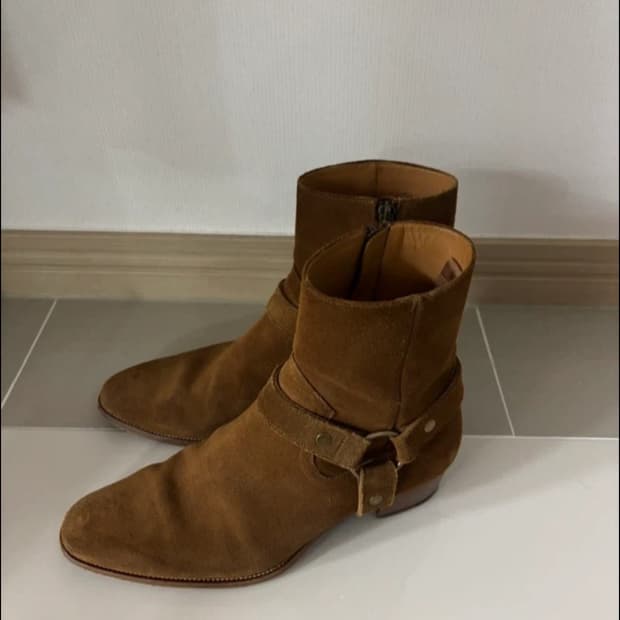 생로랑 스웨이드 하네스 와이어트 부츠