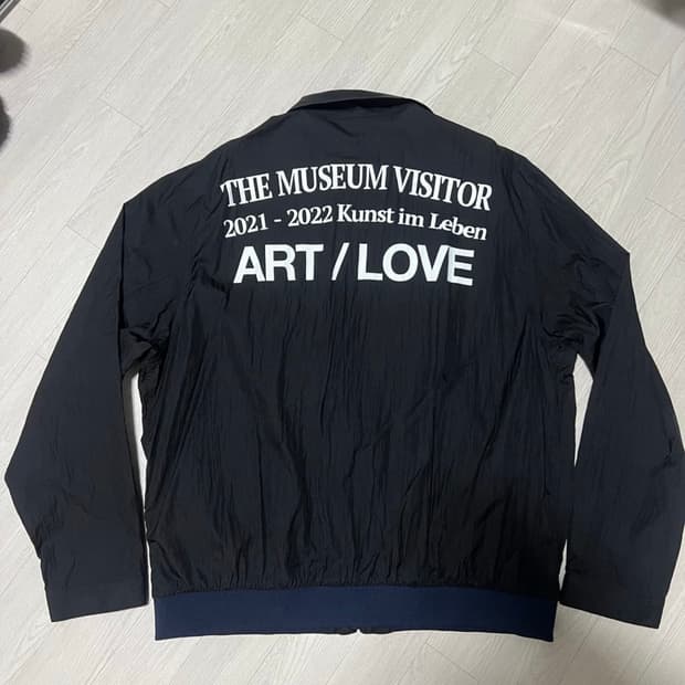 더뮤지엄비지터 바람막이