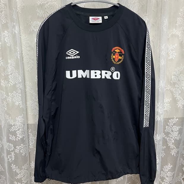 엄브로 바람막이 티셔츠 사이드 테잎 피스테 블랙 umbro