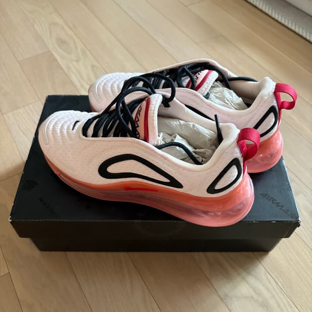 W NIKE AIR MAX 720