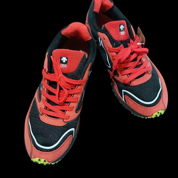 데상트 경량 러닝화 블랙/레드 배색 270