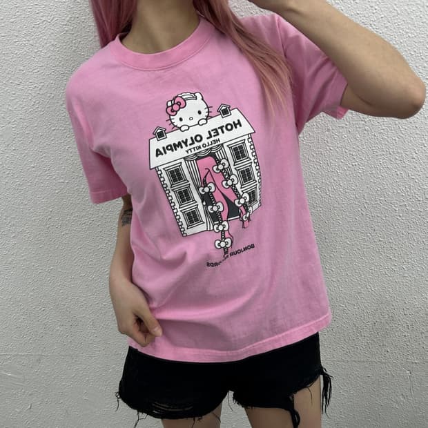 헬로키티 X 호텔 올림피아 딸기우유맛 하프셔츠