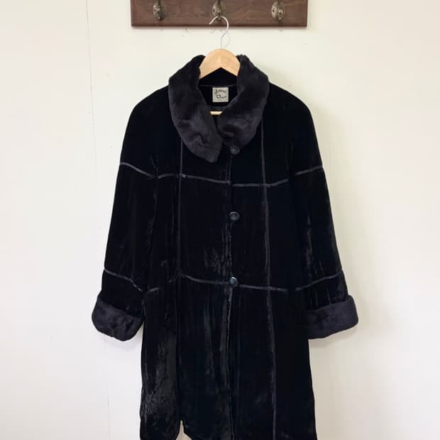 Jilliow voice 블랙 벨벳 무스탕 코트