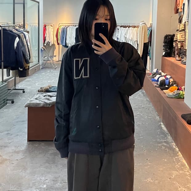 나이키 빅로고 사틴 바시티 블랙 재킷 H822