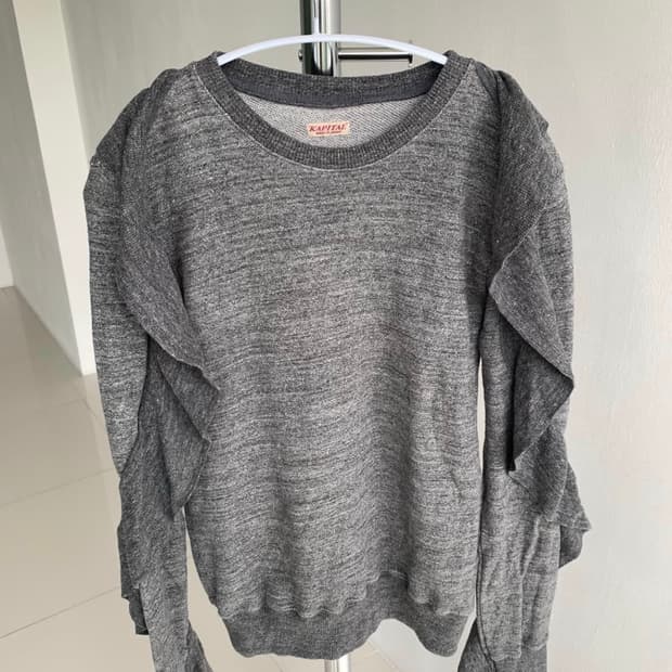 구해요) 캐피탈 러플 스웻셔츠 그레이