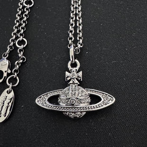 비비안 웨스트우드 미니 바스 릴리프 펜던트 실버 건 메탈