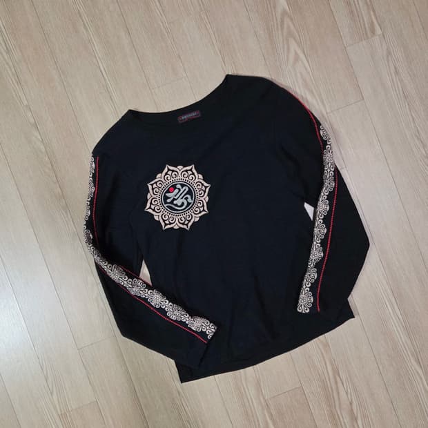 CHICIRI JAPAN 블랙 자수 롱 슬리브 티셔츠