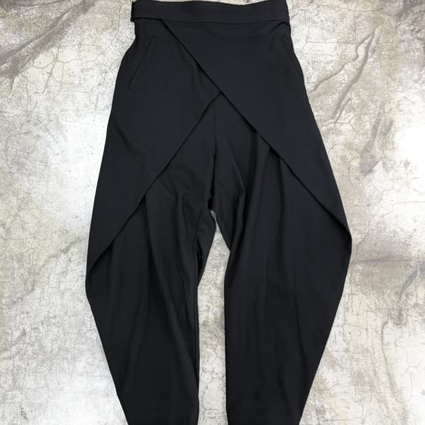 이세이미야케 크로스 패널 드레이프 팬츠