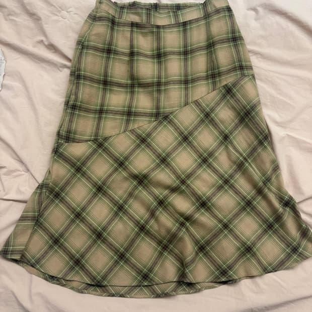 체크 미디 스커트