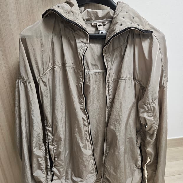 C.p. company 바람막이 35만원 팝니다