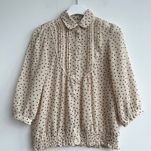 베이지 도트 레이스 카라 블라우스