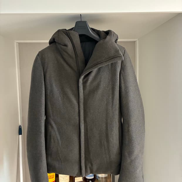 카즈유키 쿠마가이 사선 패딩 자켓