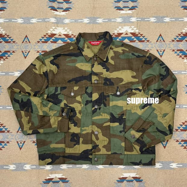 [M] 슈프림 자카드 로고 데님 트러커 자켓 우드랜드 카모 - 25FW