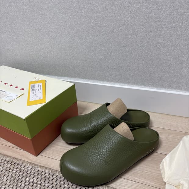 마르니 그레인 레더 뮬 클로그 카키 37.5