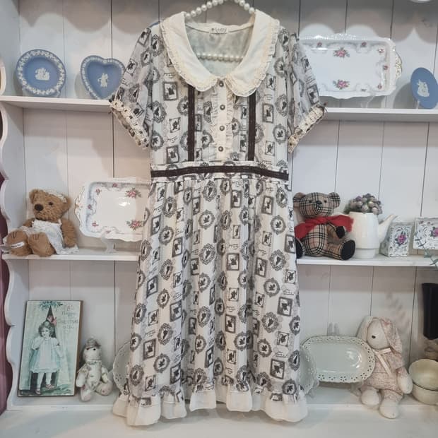 엑시즈팜 디즈니 앨리스 초코브라운 프린트 원피스