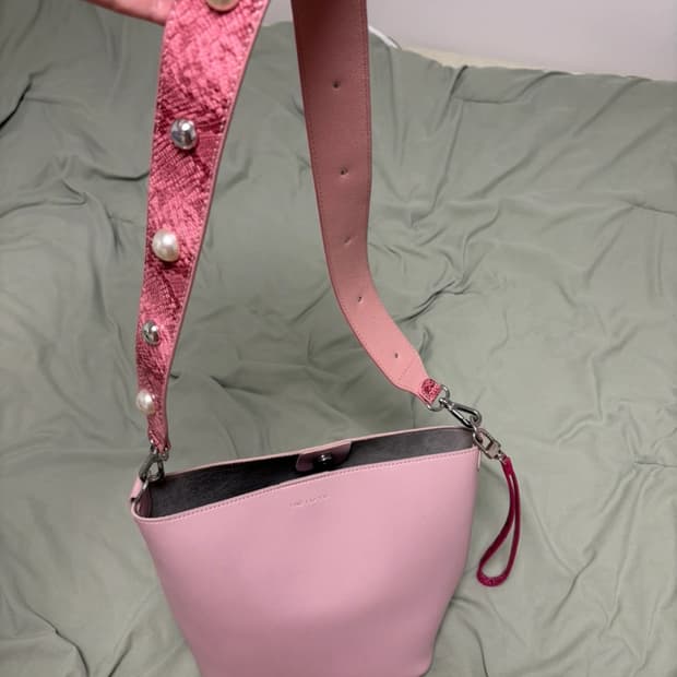 파인드 카푸어 핑크 뱀피 