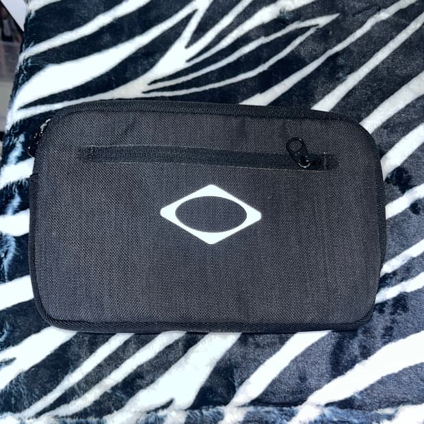 미스치프 롬버스 플랫 파우치 블랙