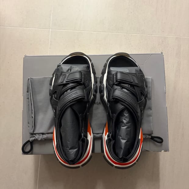 발렌시아가 트랙 샌들 