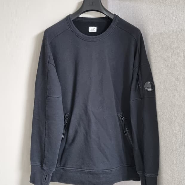 cp컴퍼니 지퍼디테일 맨투맨