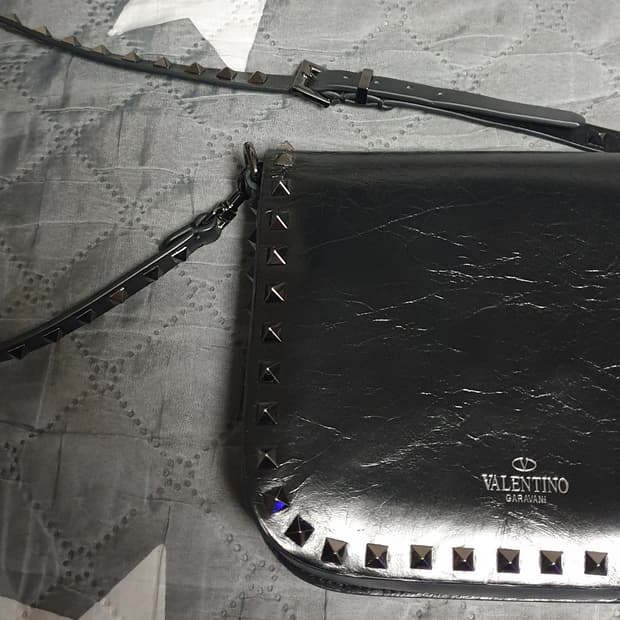 발렌티노 가라바니 락스터드 크로스백 스몰 블랙