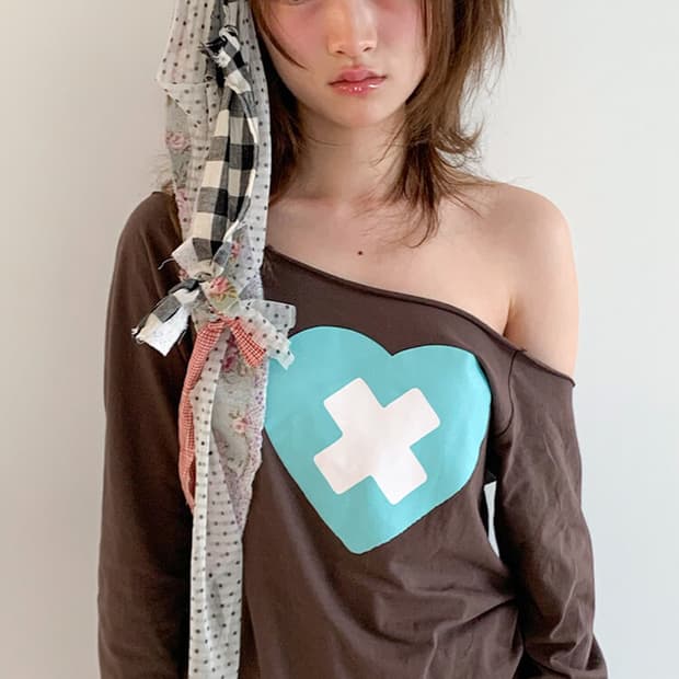샵페어리 cross heart cut off t-shirt (brown)