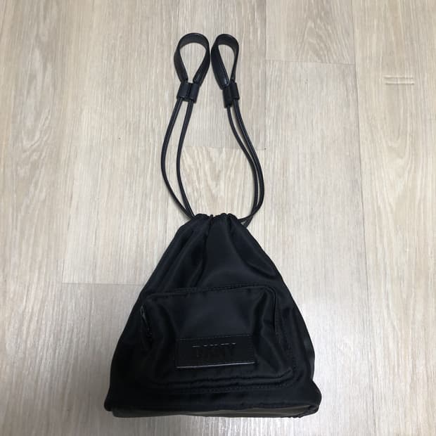 (ONE SIZE) DKNY 블랙 드로우 스트링 버킷백