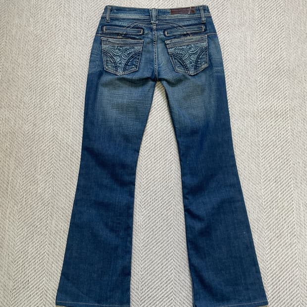 Yanuk 야누크 포켓 자수 디테일 부츠컷 데님 팬츠