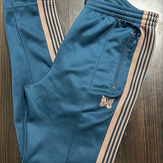 니들스 트랙 팬츠 폴리 스무스 다크 블루 핑크 내로우 핏