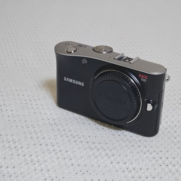 삼성 NX100 미러리스 카메라