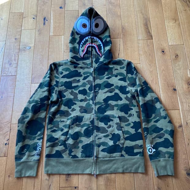 초레어 베이프 x 미니언즈 1st 카모 샤크 후드집업 녹계