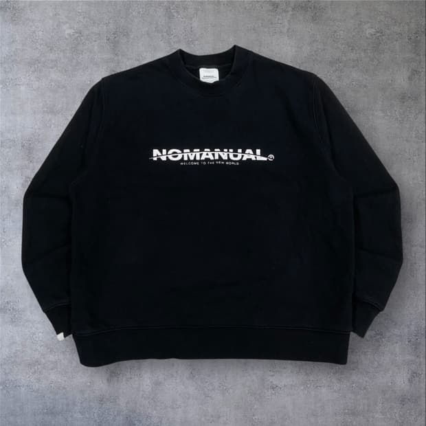 노매뉴얼 블랙 컬러 스펠아웃 맨투맨