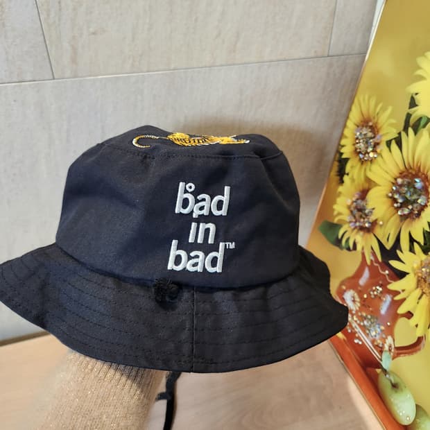 BAD IN BAD 🐯 타이거 자수 버킷햇 블랙 — 스트릿 감성 끝판왕