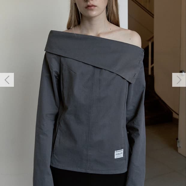 시눈 Off-Shoulder Bottoned Blouse