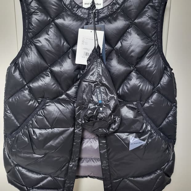 (새상품)and wander 앤드원더 다이아몬드 퀄팅 경량 다운 베스트