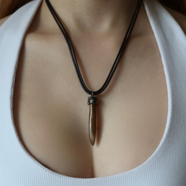minimal tooth pendant necklace