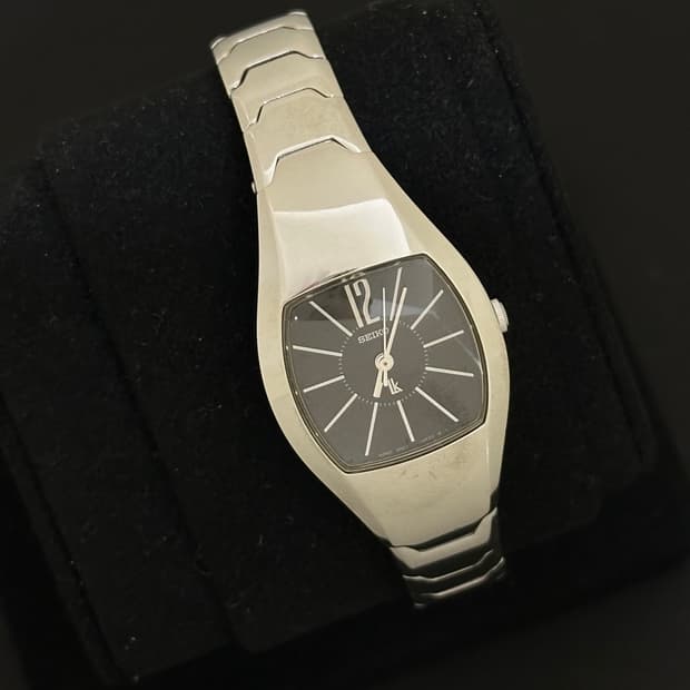 세이코 루키아 블랙 다이얼 시계